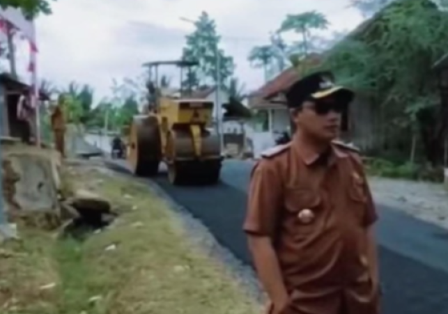 Rekonstruksi Jalan Kabupaten di Desa Cimahpar