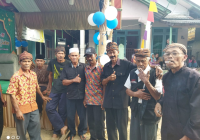Momen H. Andreas Dipakekan Ikat Kepala